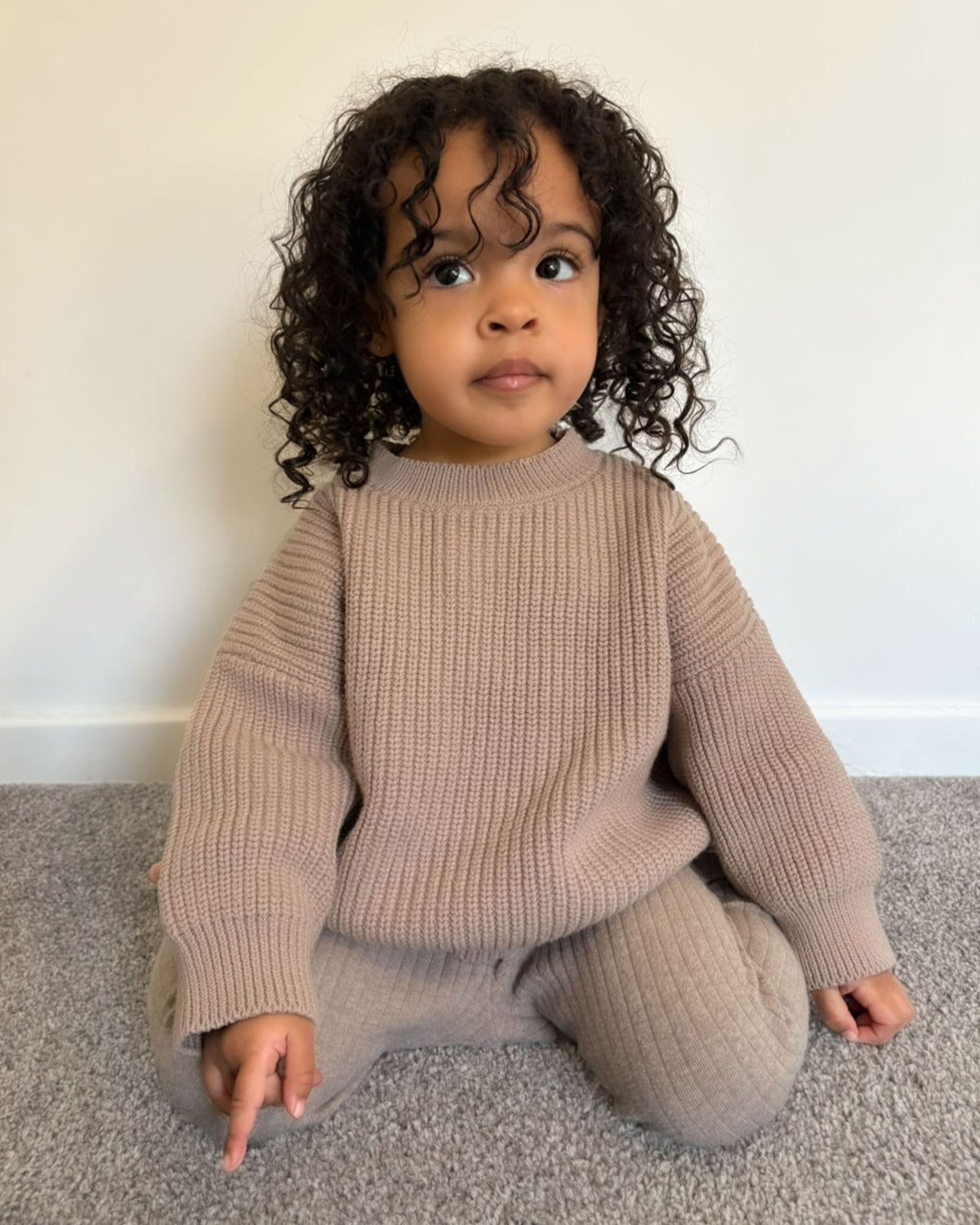 ROOBiE chunky knit sweater in warm brown, with oversized fit, soft fabric and minimal design.