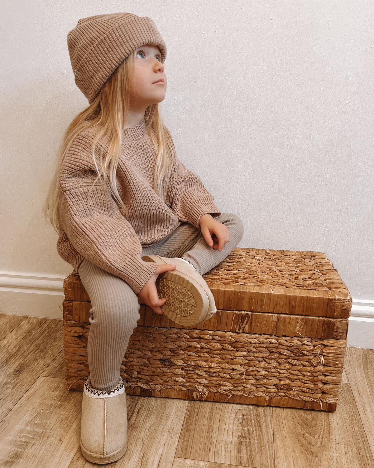 A close product view of the ROOBiE warm brown chunky knit sweater, showing oversized fit, soft fabric and minimal design.