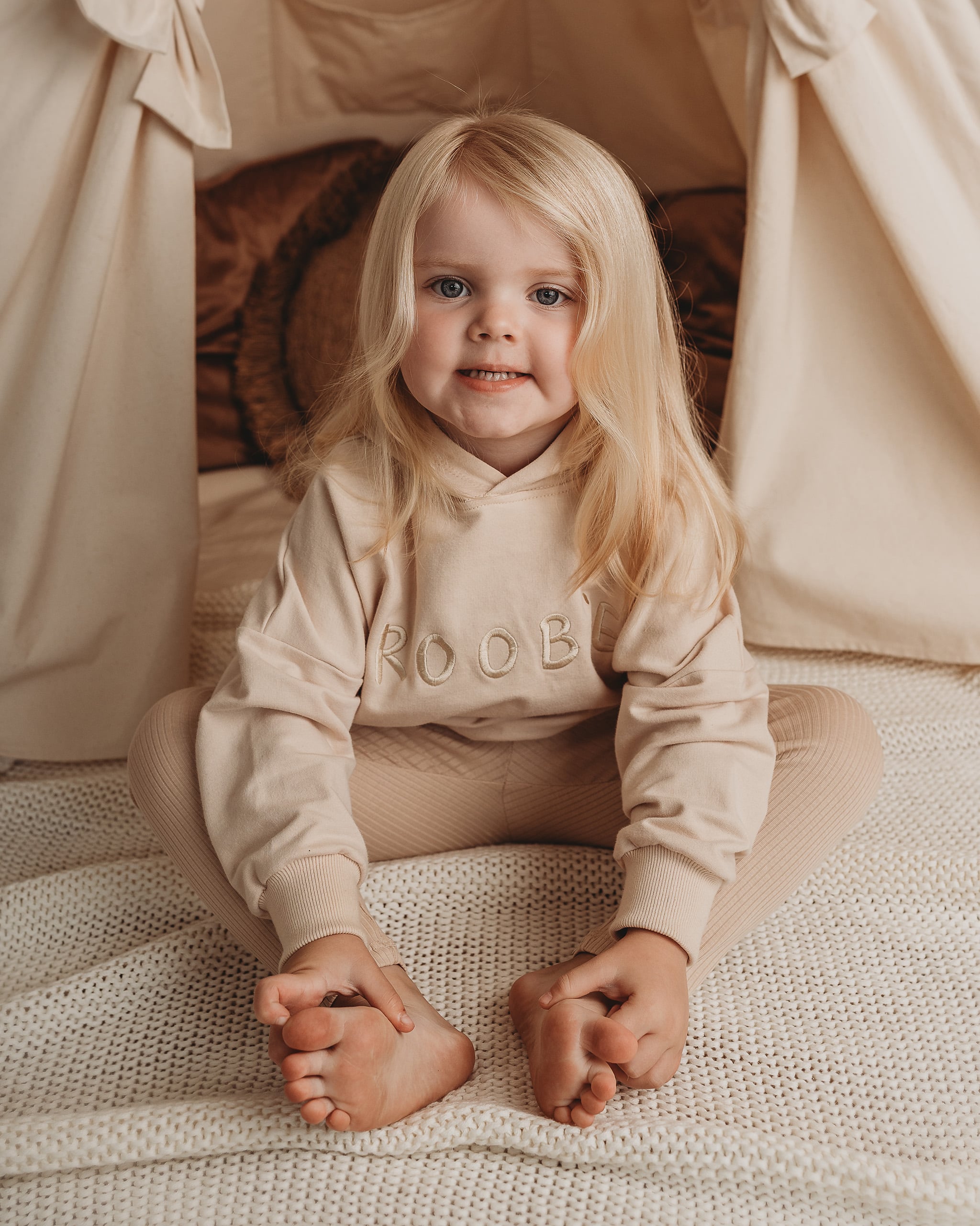 ROOBiE toddler hoodie in MACADAMiA MiLK – beige pullover with hood and pocket, nursery-friendly capsule basic