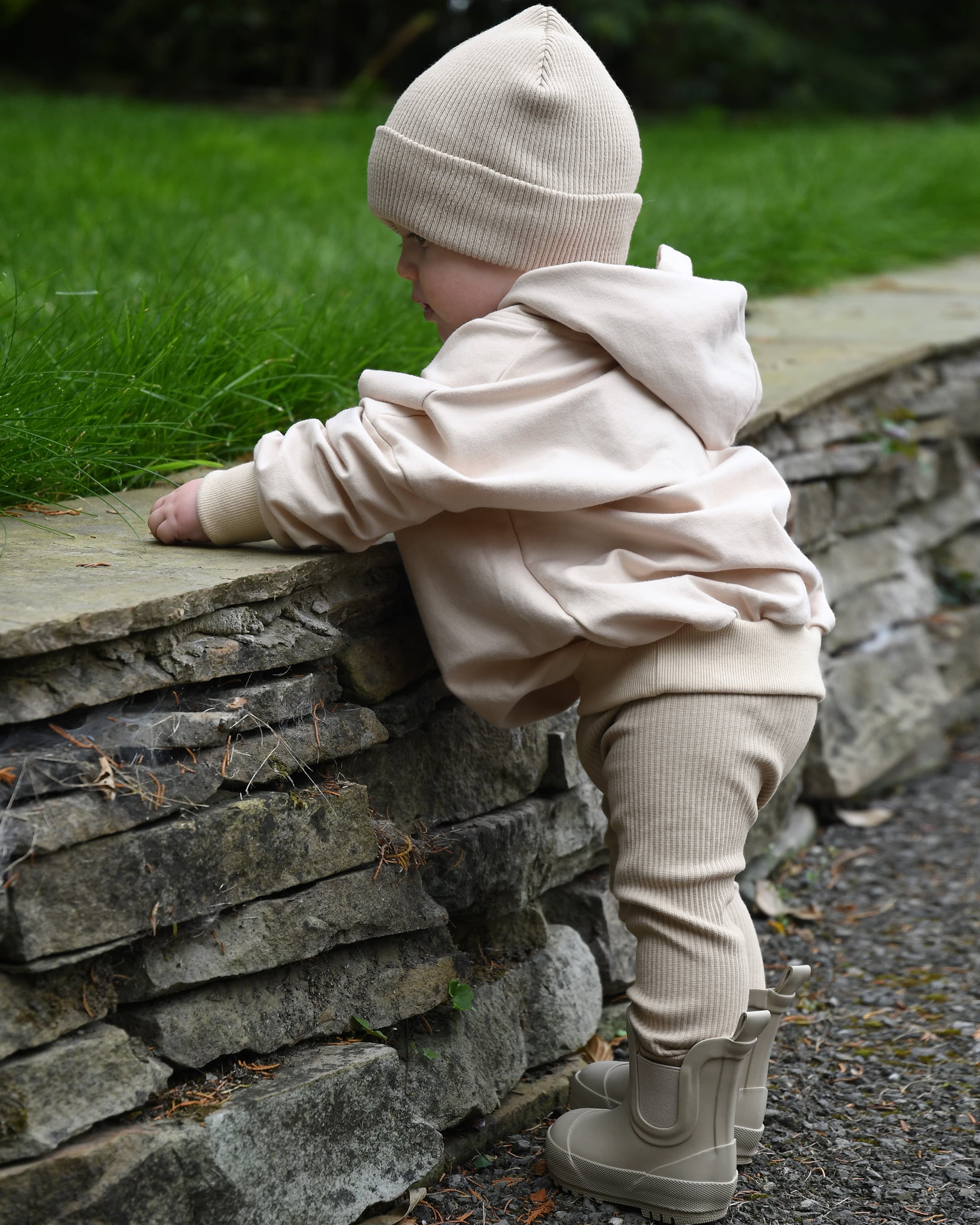 ROOBiE toddler hoodie in MACADAMiA MiLK – beige pullover with hood and pocket, nursery-friendly capsule basic