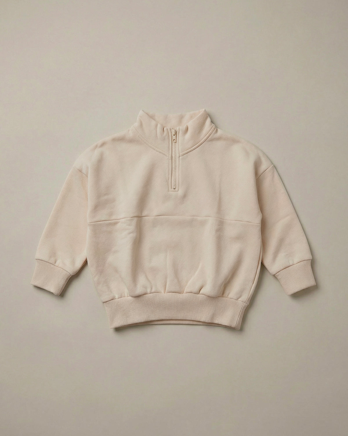 ROOBiE quarter-zip sweatshirt in cream, with oversized fit and long sleeves.