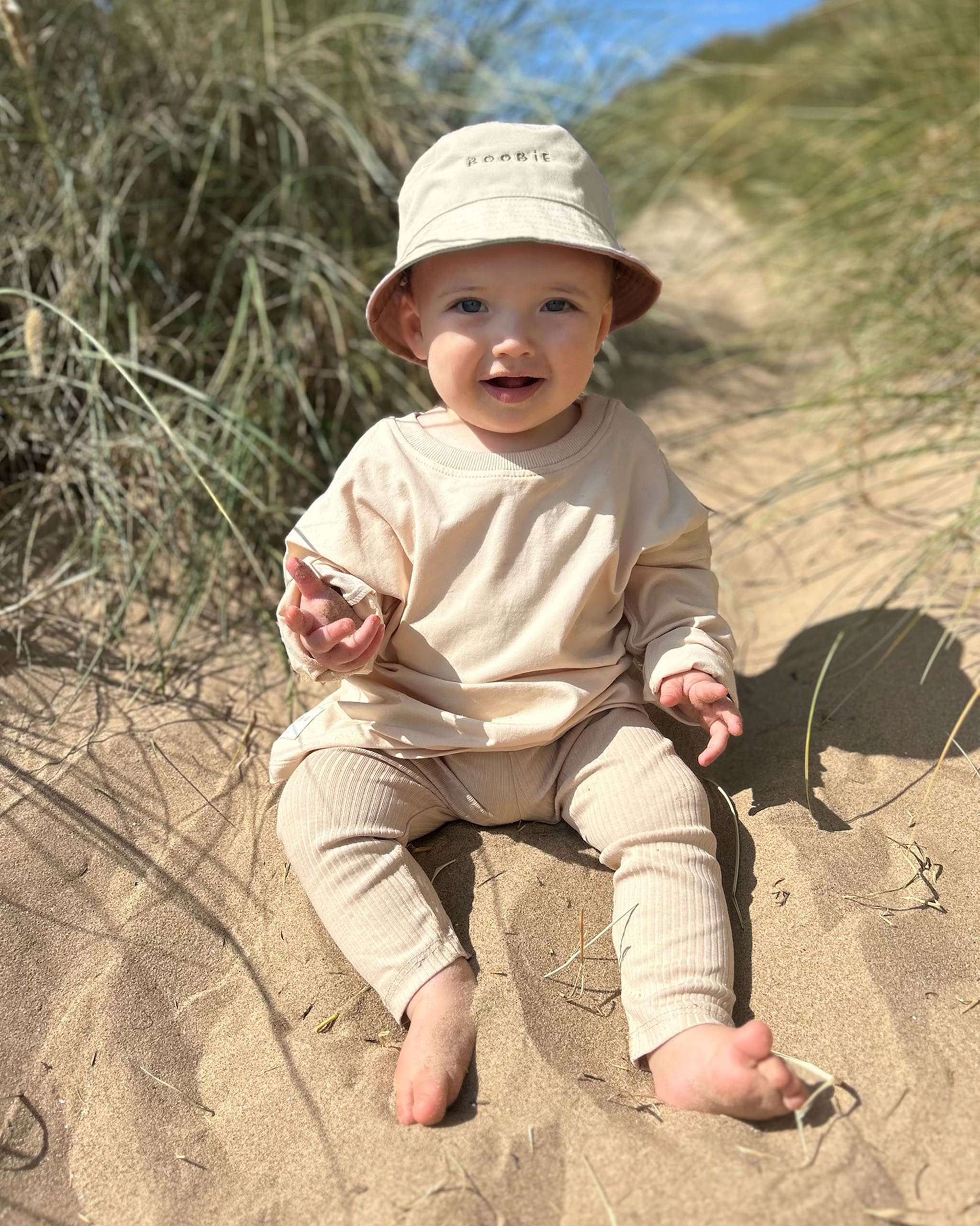 ROOBiE reversible toddler bucket hat in MACADAMiA MiLK – beige 2-in-1 sun hat with removable straps, capsule wardrobe accessory