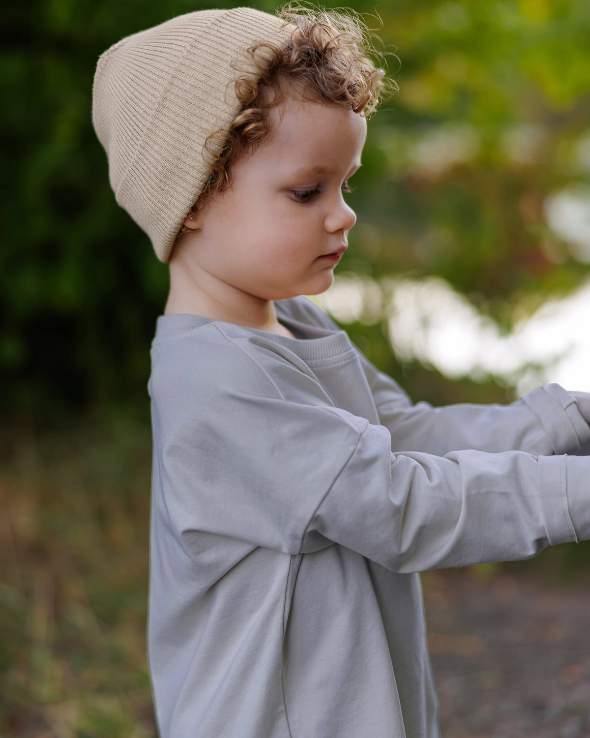 ROOBiE long sleeve t-shirt in light blue, oversized fit and simple crew neckline with a ribbed cotton beanie