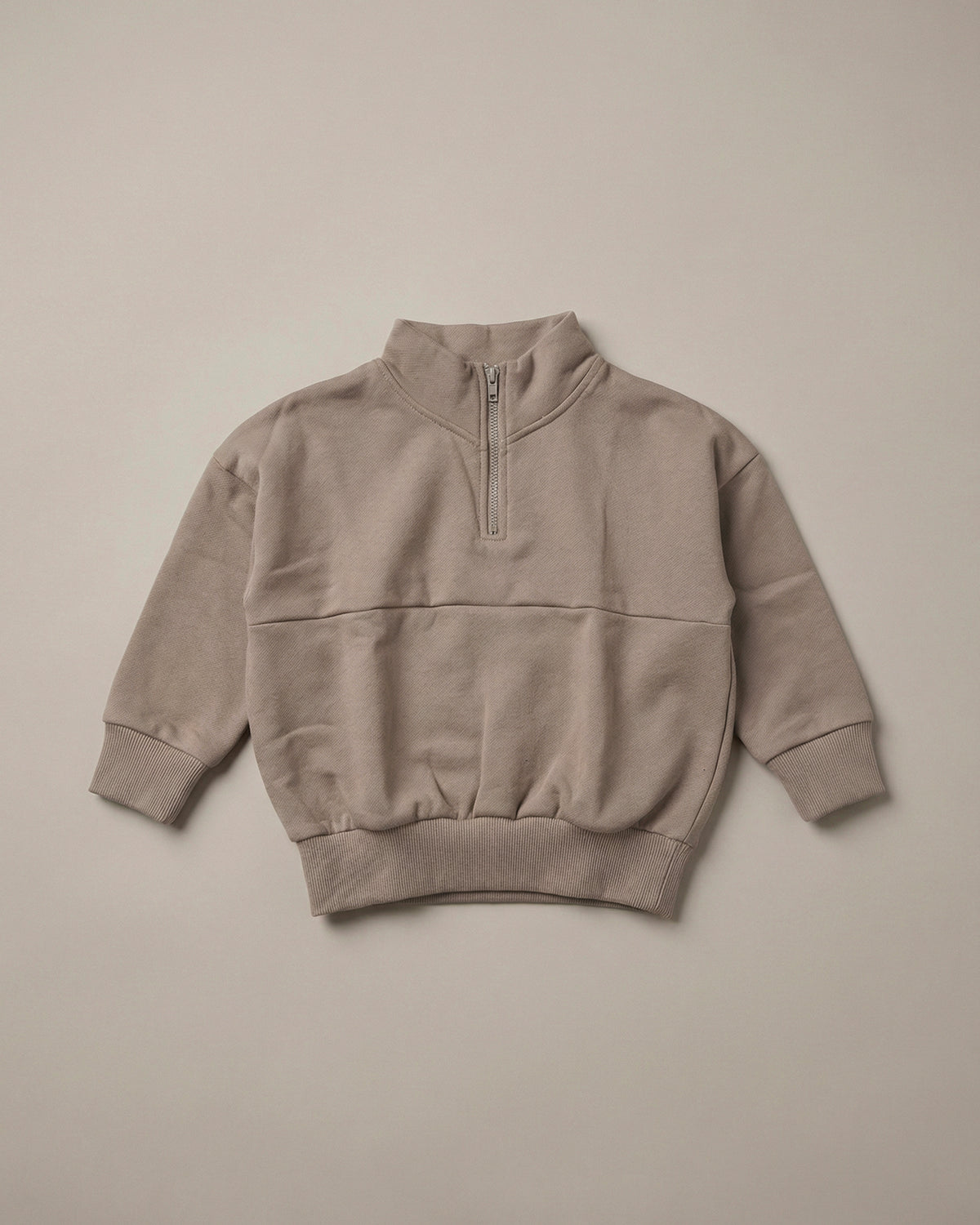 ROOBiE quarter-zip sweatshirt in warm brown, with quarter-zip neckline, oversized fit and long sleeves.