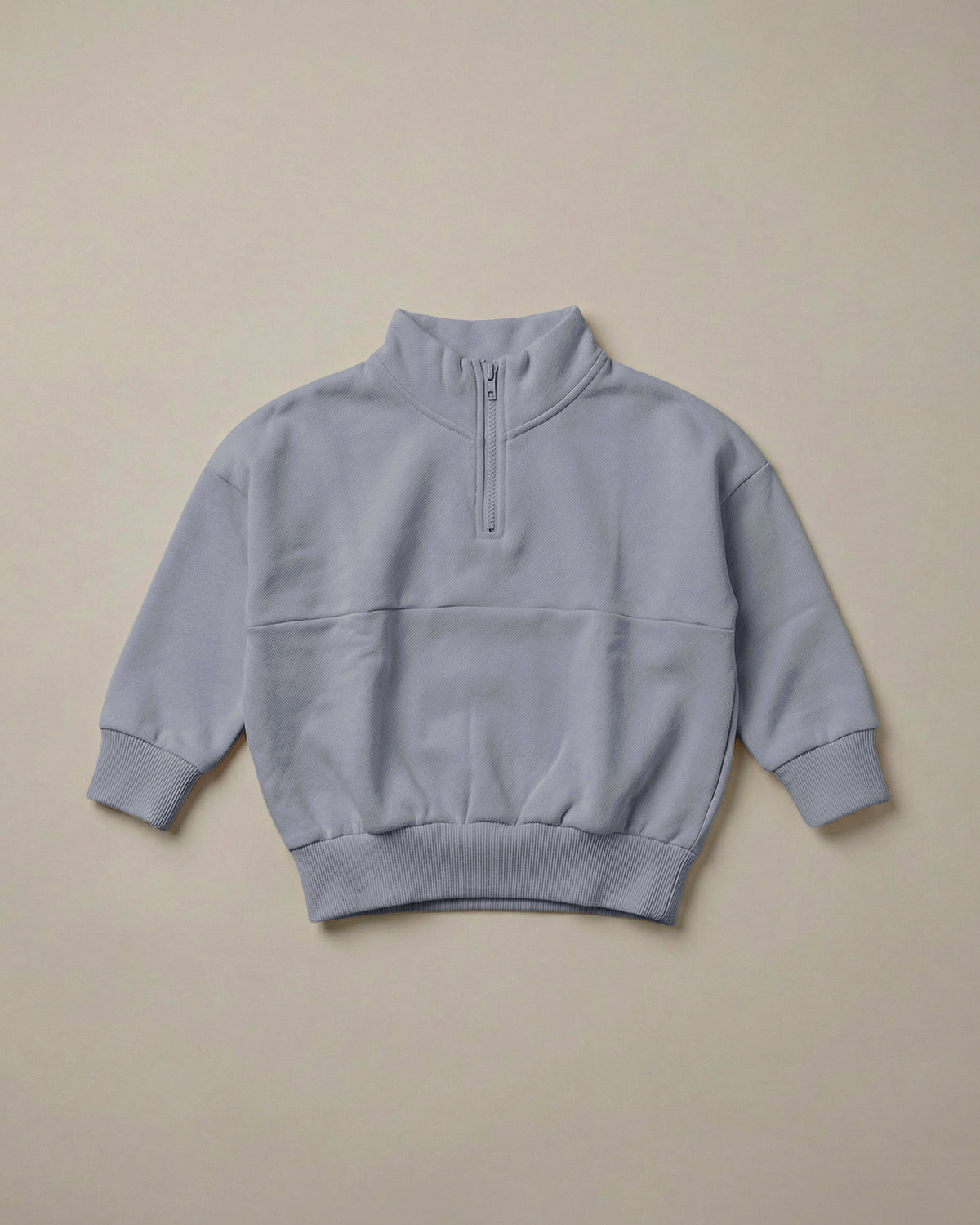 ROOBiE quarter-zip sweatshirt in light blue, with oversized fit and long sleeves.